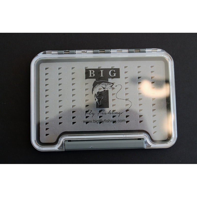 Medium thin slotted waterproof fly box
